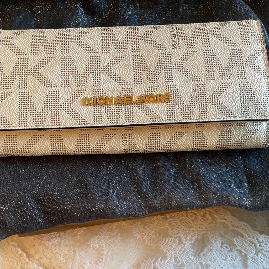 Michael Kors Jet Set Travel Cream Wallet With Gold Hardware